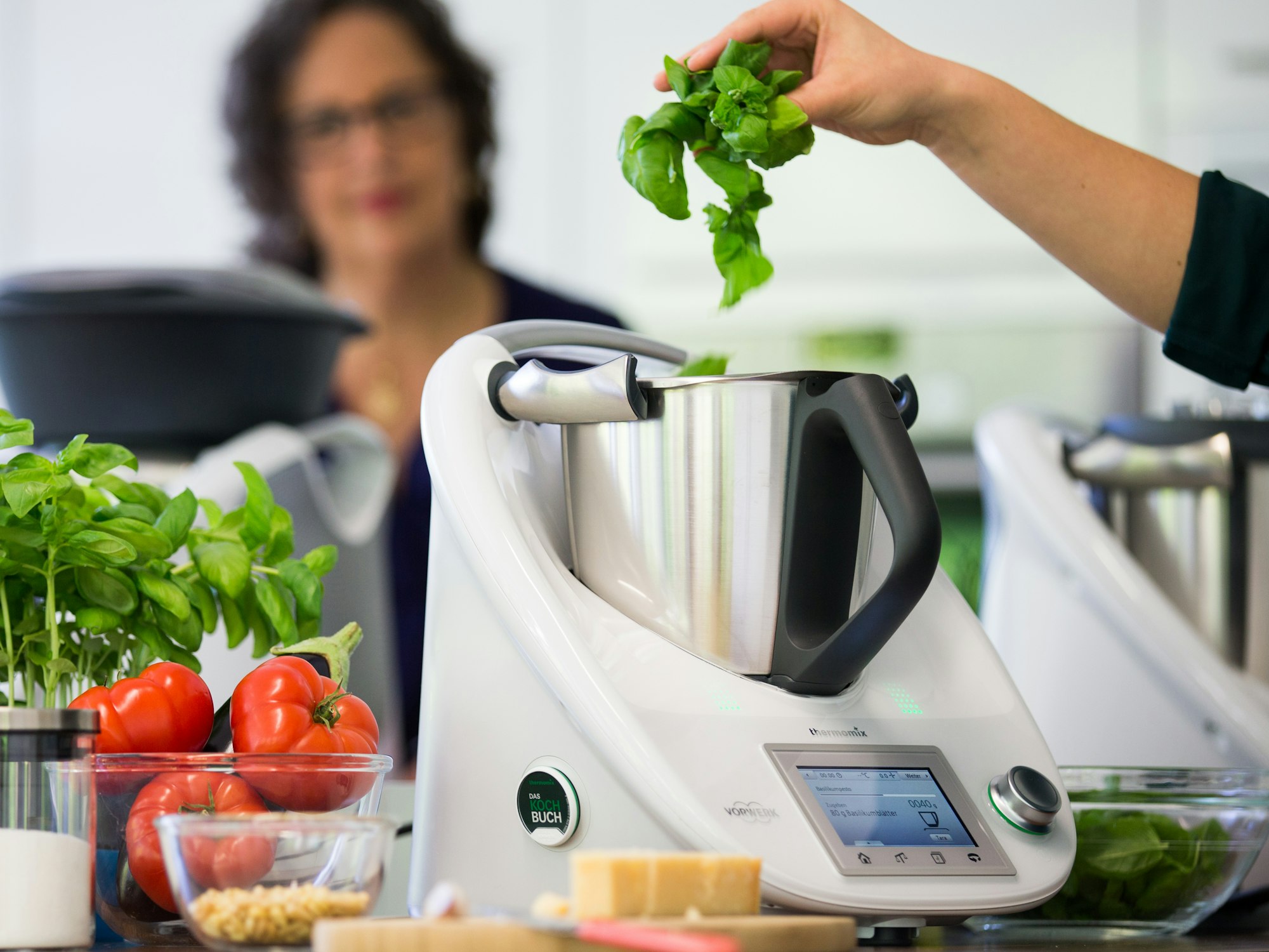 Basilikum und Tomaten werden in einen Thermomix gegeben.
