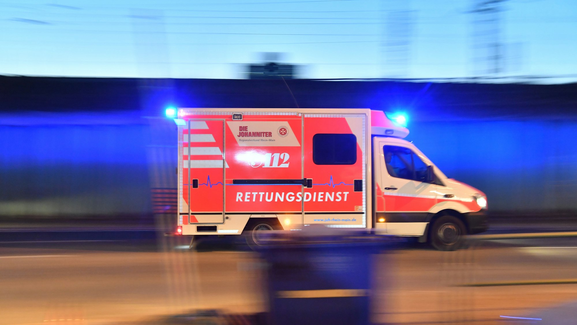 Ein Rettungswagen ist mit eingeschaltetem Blaulicht im Einsatz, aufgenommen im Februar 2018.