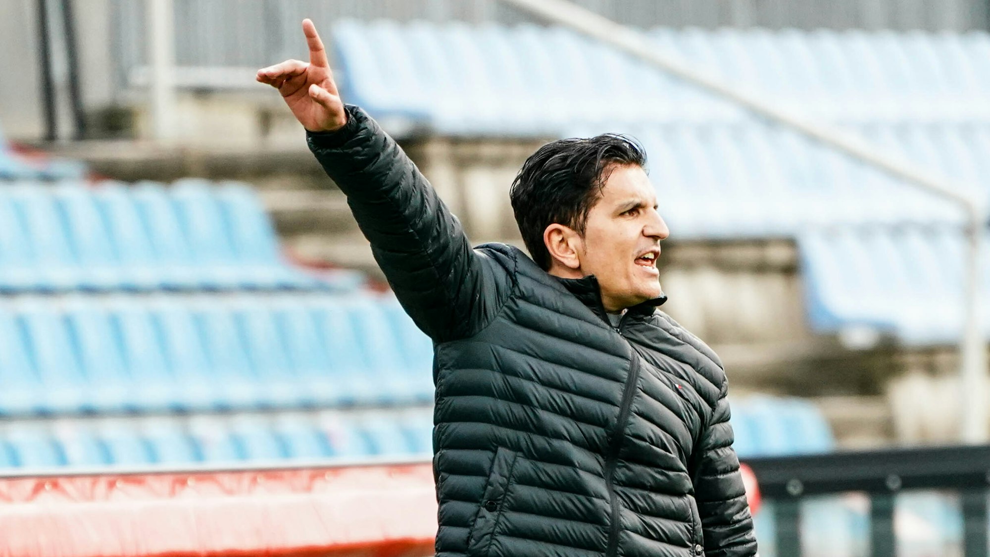 Kenan Kocak gibt Anweisungen am Spielfeldrand