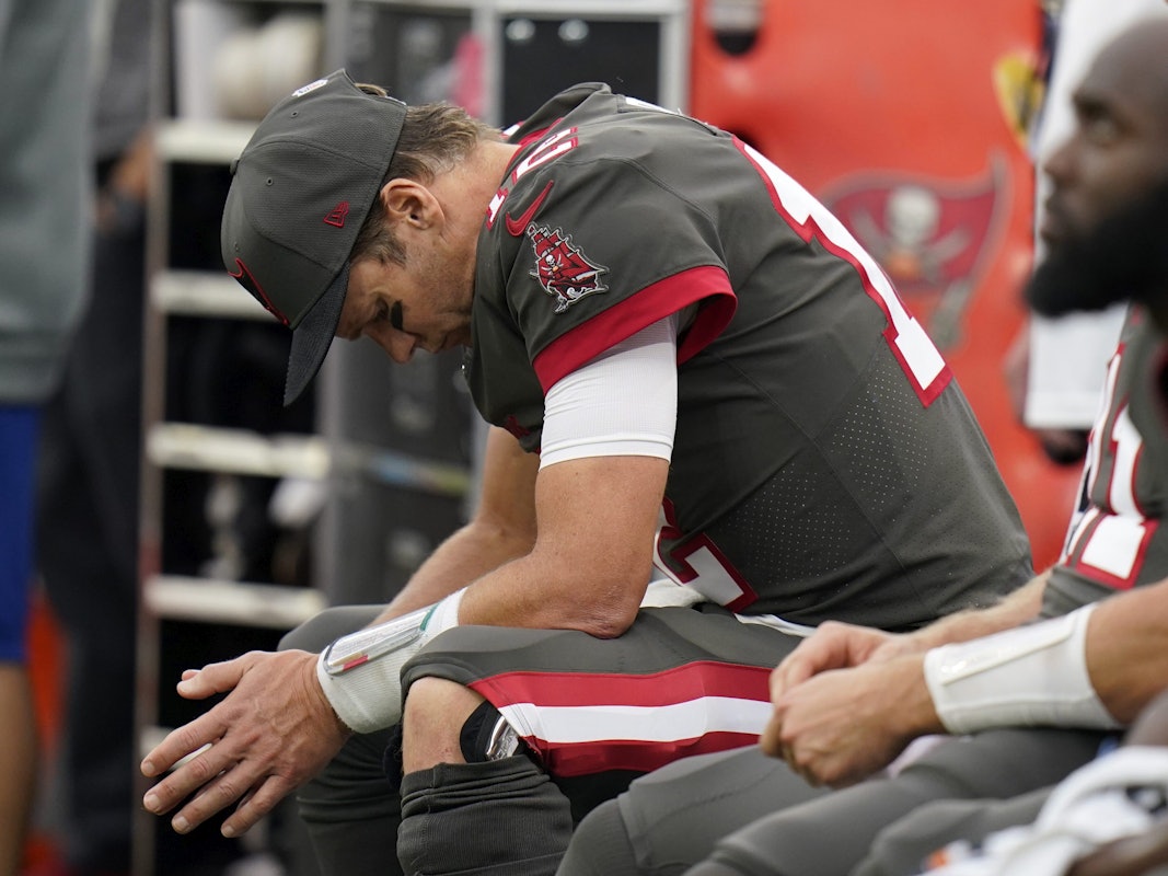 Tom Brady ist enttäuscht auf einer Bank