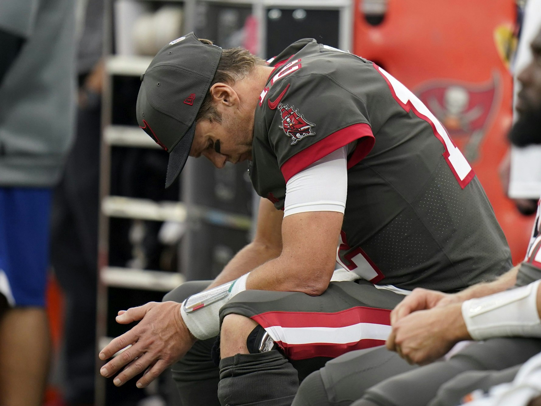 Tom Brady ist enttäuscht auf einer Bank