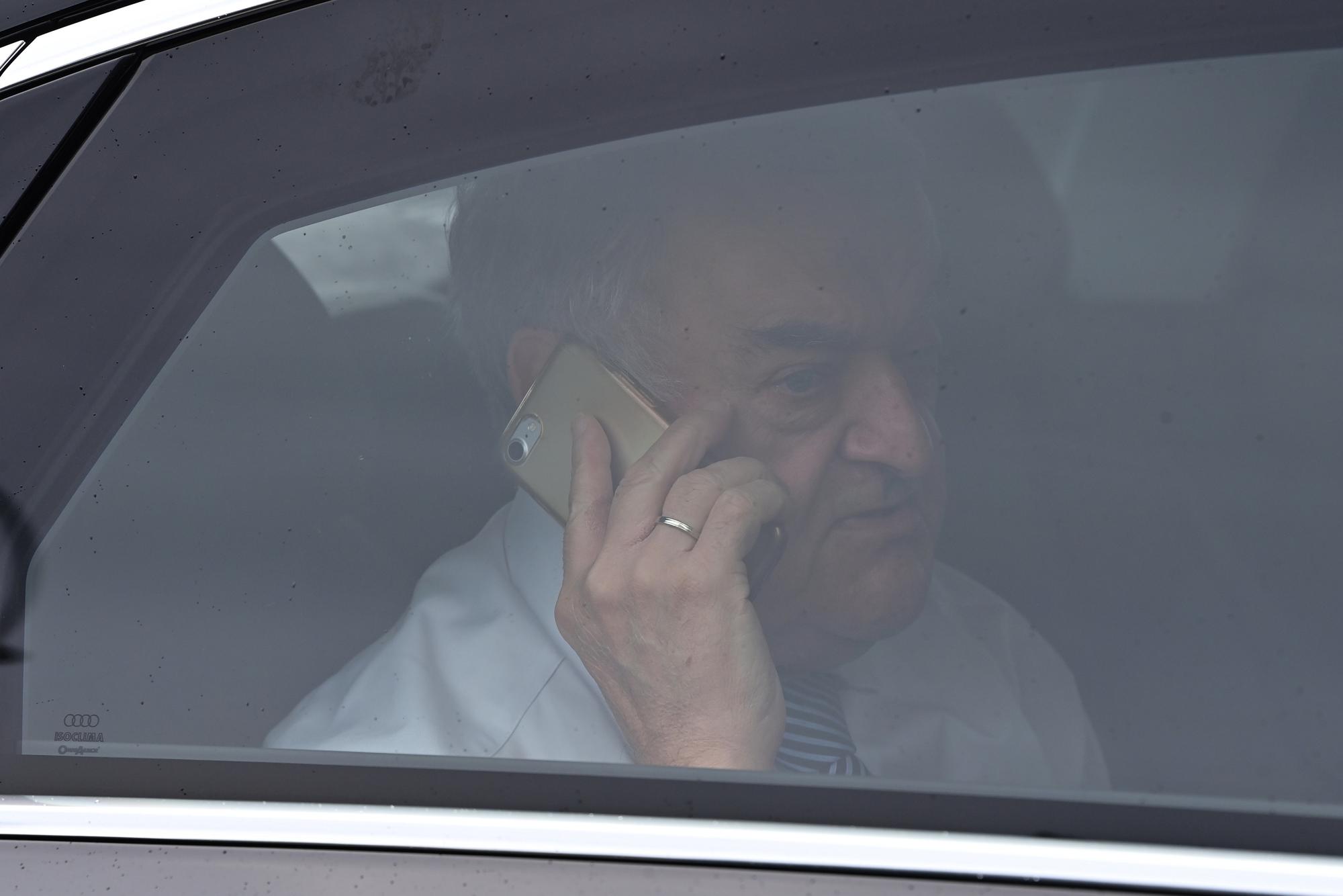Der Innenminister von Nordrhein-Westfalen, Herbert Reul (CDU), kommt zu den Gremiensitzungen der Partei vorgefahren nach der Bundestagswahl 2021 im Konrad-Adenauer-Haus und telefoniert auf seinem Mobiltelefon. +++ dpa-Bildfunk +++