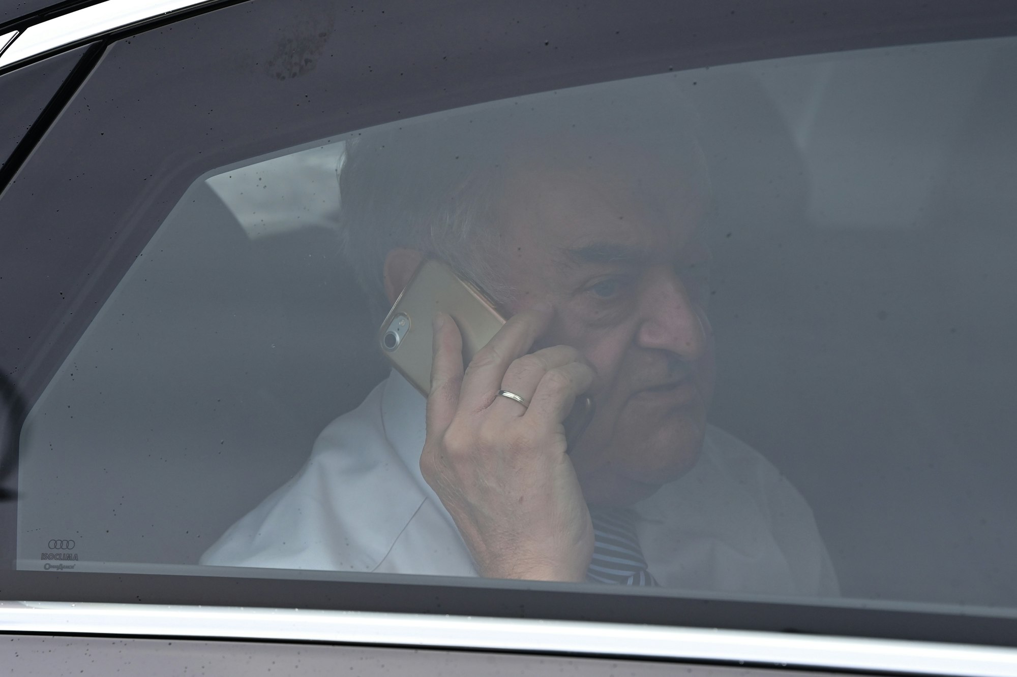 Der Innenminister von Nordrhein-Westfalen, Herbert Reul (CDU), kommt zu den Gremiensitzungen der Partei vorgefahren nach der Bundestagswahl 2021 im Konrad-Adenauer-Haus und telefoniert auf seinem Mobiltelefon. +++ dpa-Bildfunk +++
