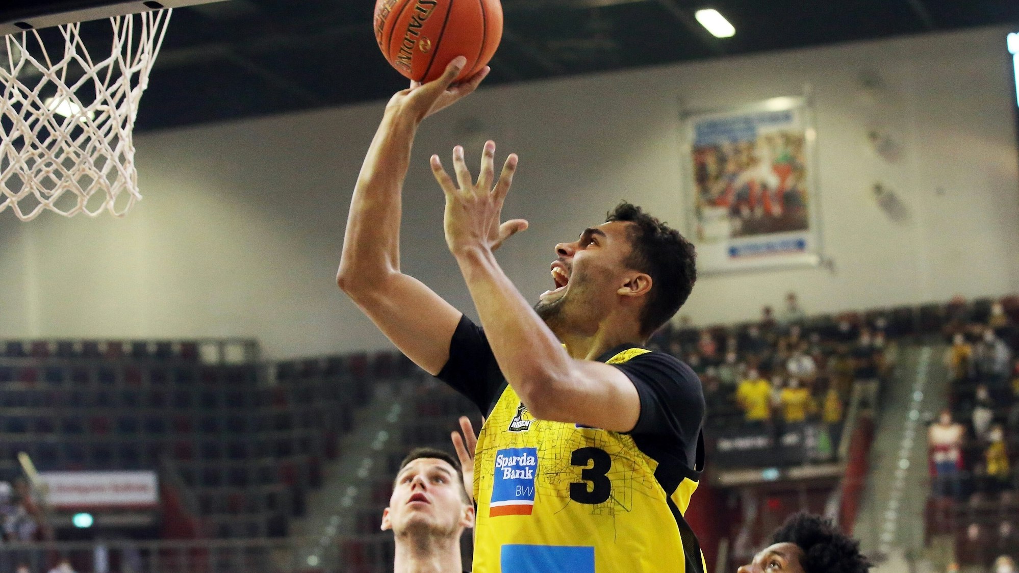 Oscar da Silva versenkt den Ball im Basketball-Spiel der MHP Riesen Ludwigsburg gegen Crailsheim.