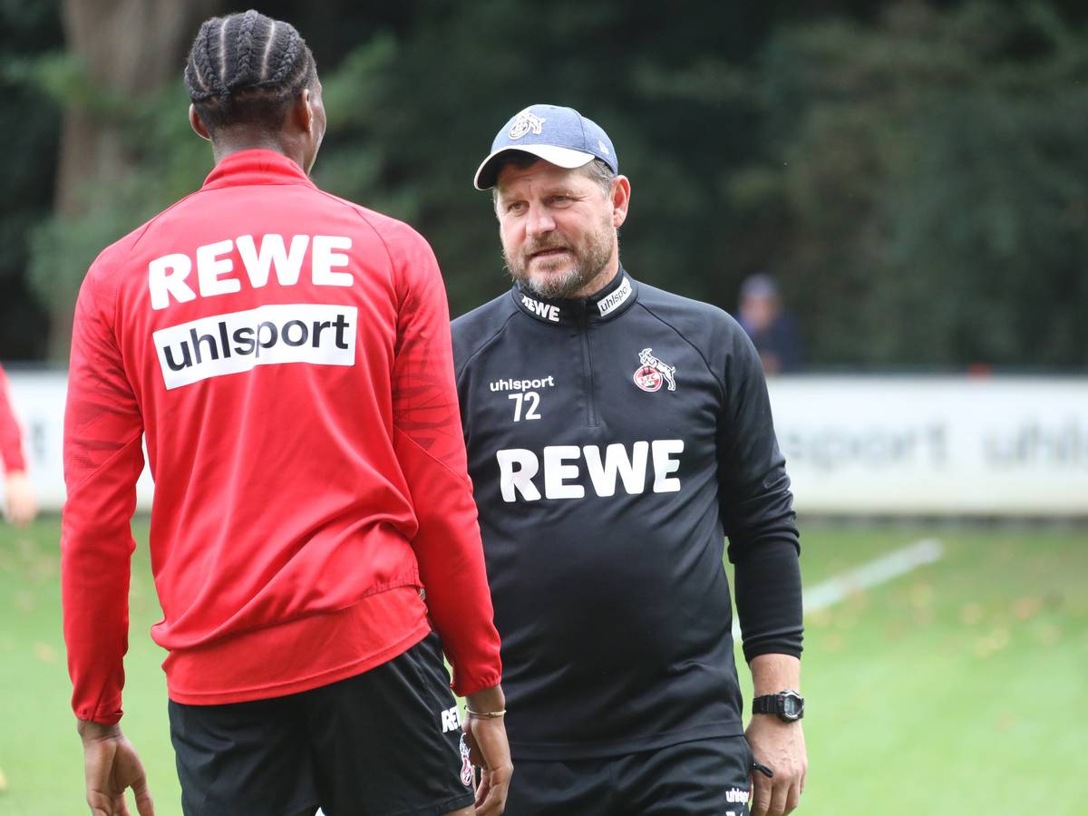 Steffen Baumgart spricht beim Training des 1. FC Köln mit Kingsley Ehizibue.