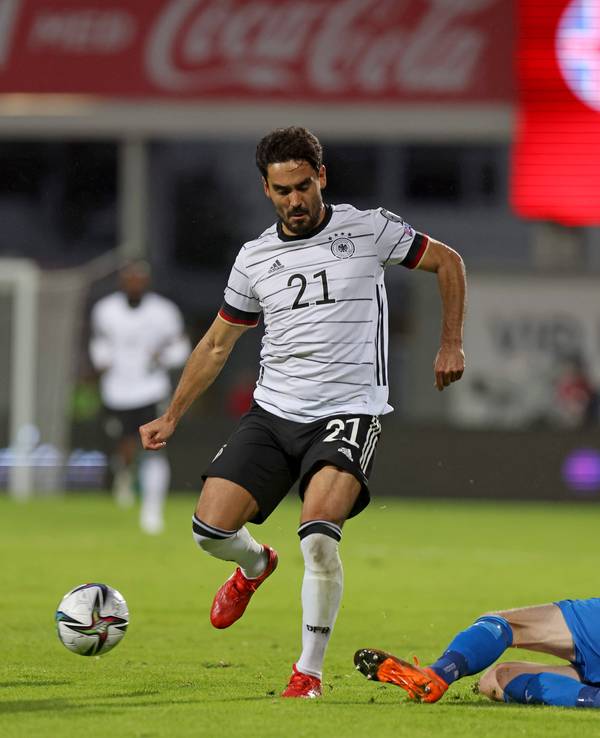 Ilkay Gündogan beim WM-Quali-Spiel gegen Island mit dem Ball am Fuß.