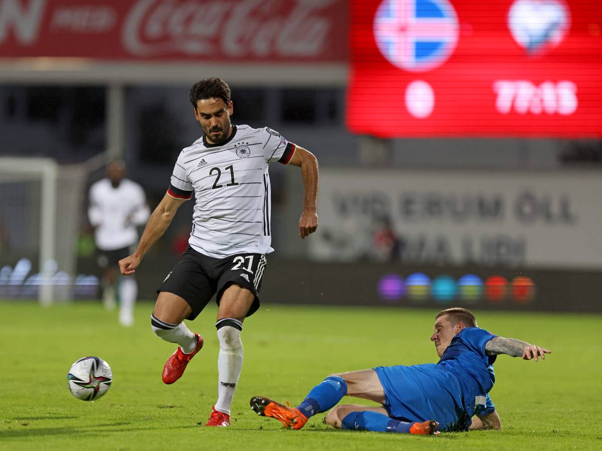 Ilkay Gündogan beim WM-Quali-Spiel gegen Island mit dem Ball am Fuß.