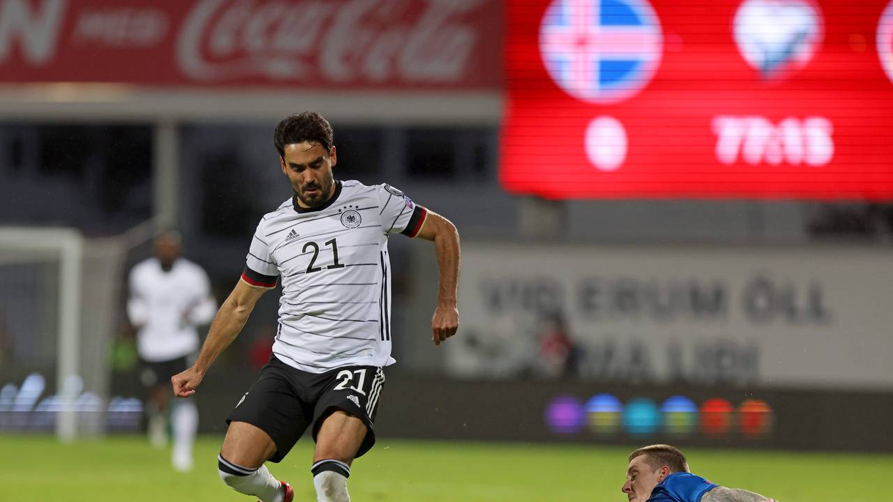 Ilkay Gündogan beim WM-Quali-Spiel gegen Island mit dem Ball am Fuß.