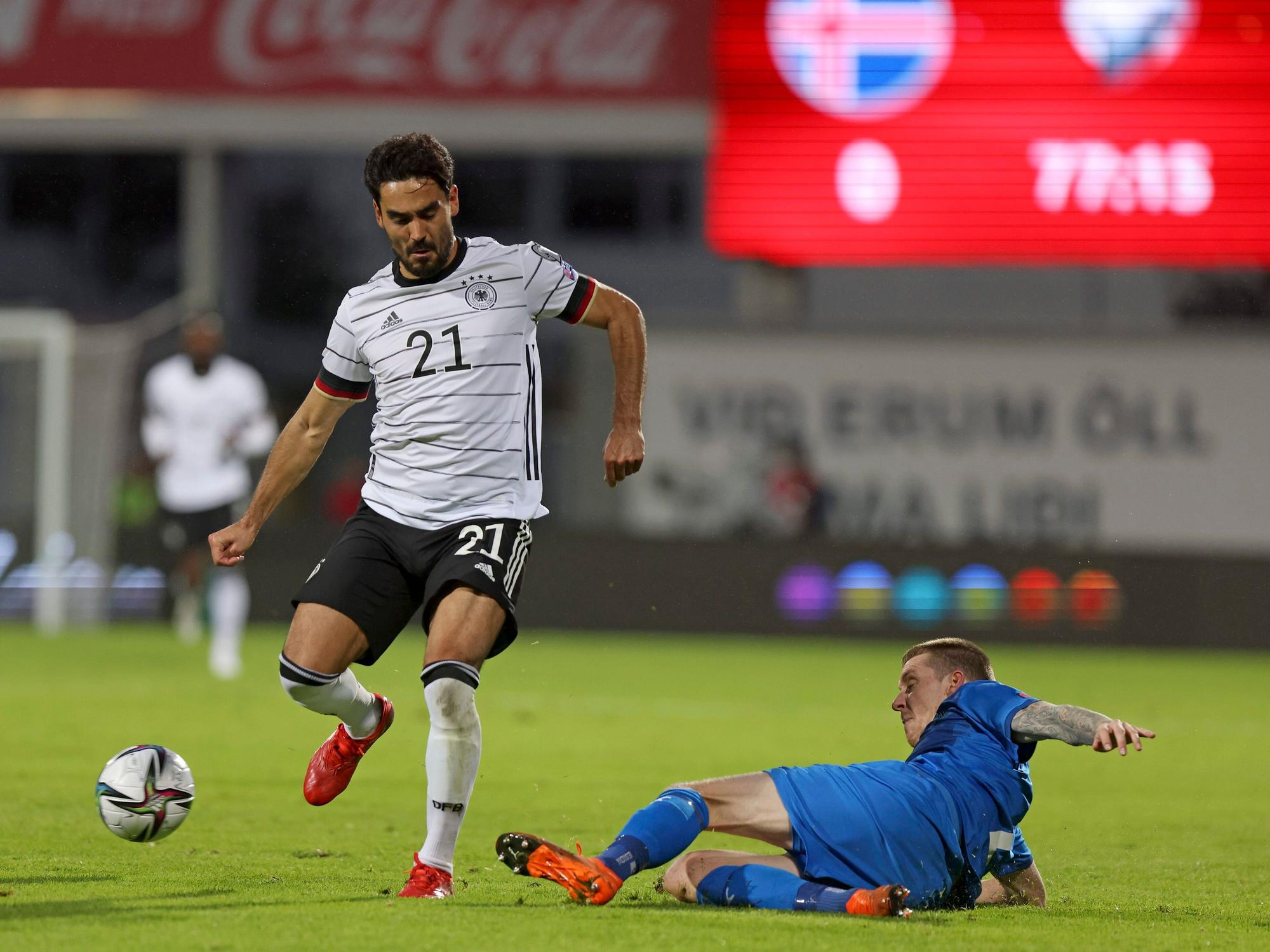 Ilkay Gündogan beim WM-Quali-Spiel gegen Island mit dem Ball am Fuß.