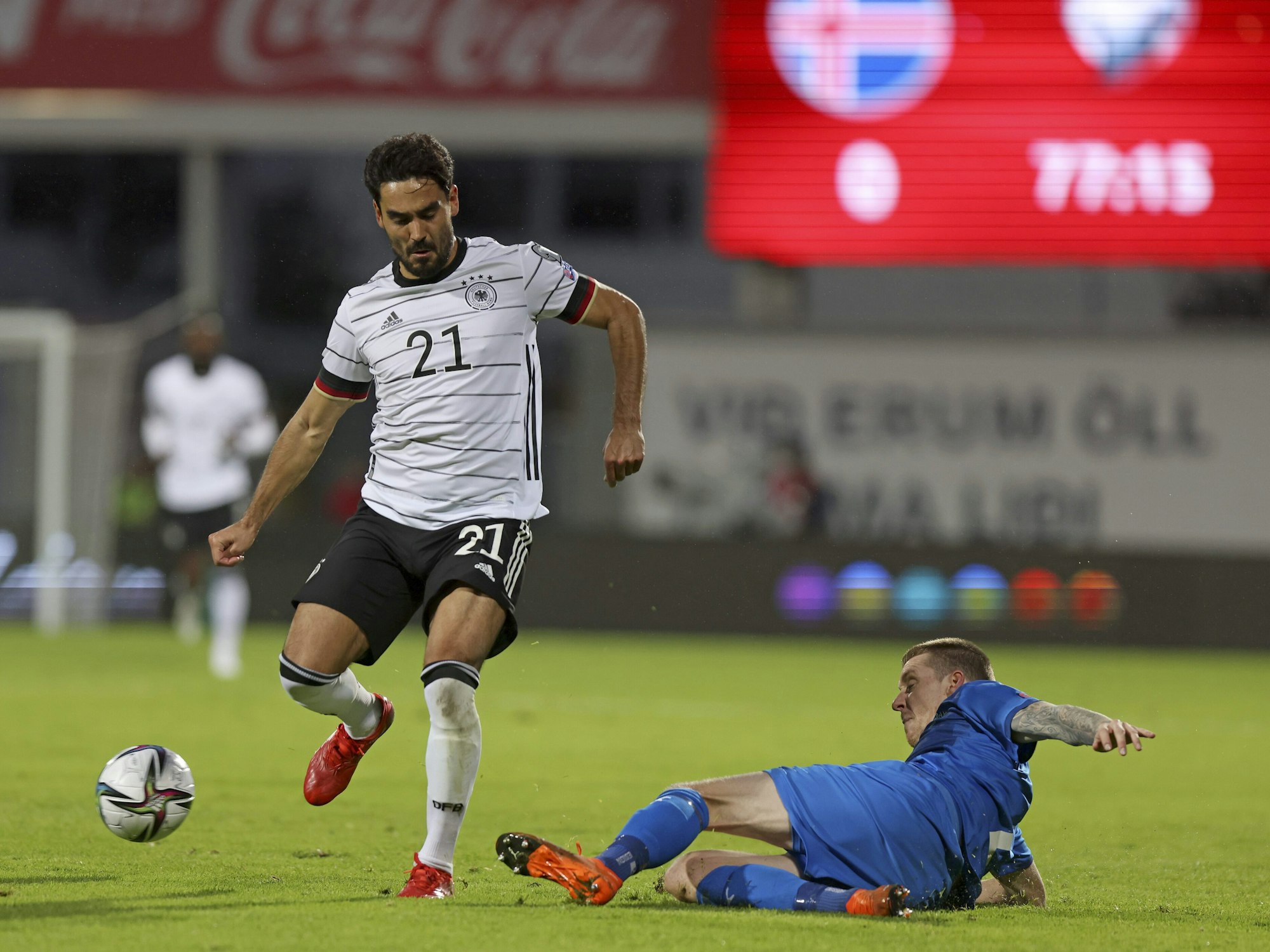 Ilkay Gündogan beim WM-Quali-Spiel gegen Island mit dem Ball am Fuß.