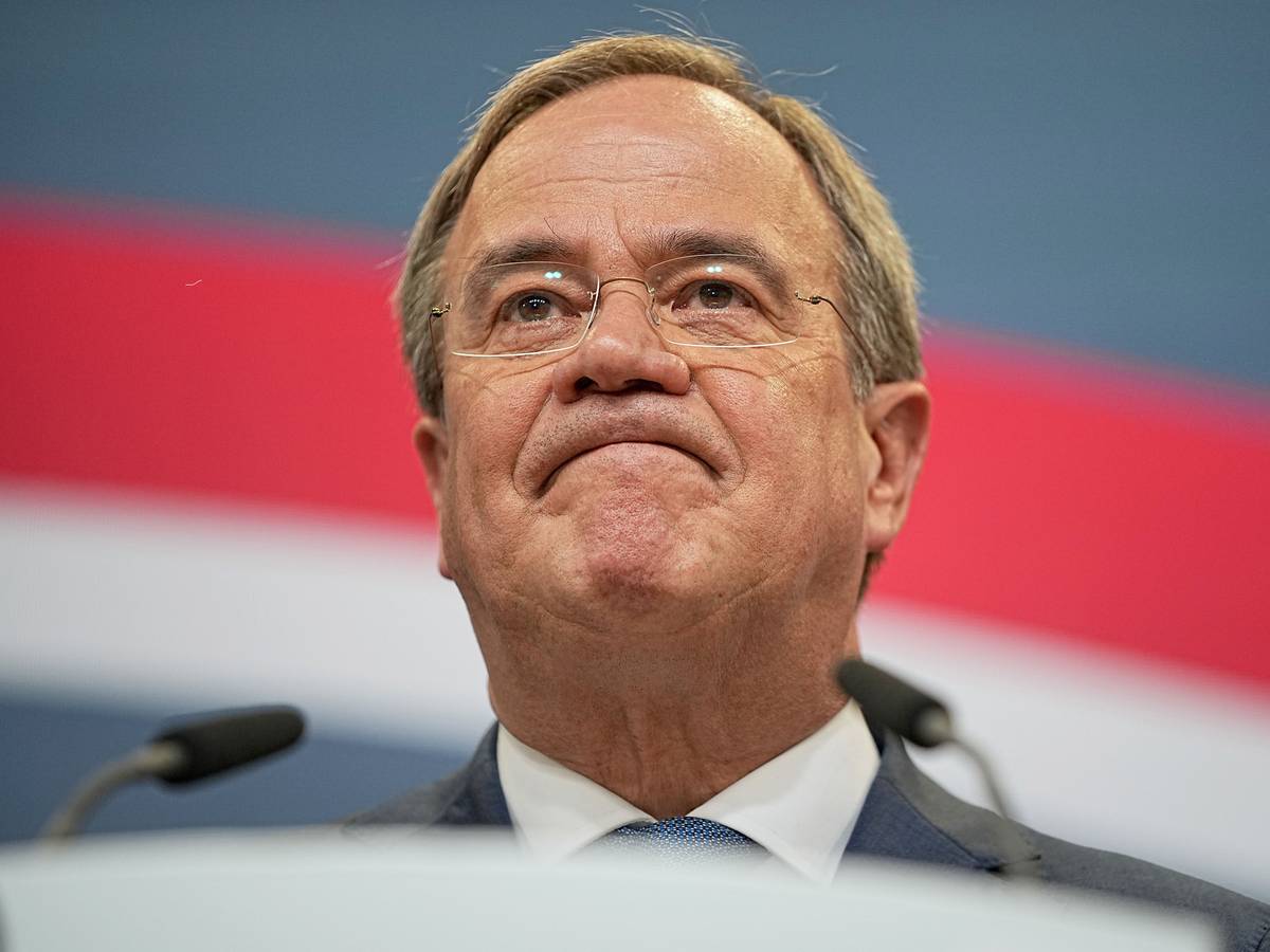Armin Laschet, Bundesvorsitzender der CDU, Spitzenkandidat seiner Partei und Ministerpräsident von Nordrhein-Westfalen, äußert sich nach der Bekanntgabe der ersten Hochrechnung zum Ausgang der Bundestagswahl auf der Wahlparty der Union im Konrad-Adenauer-Haus.