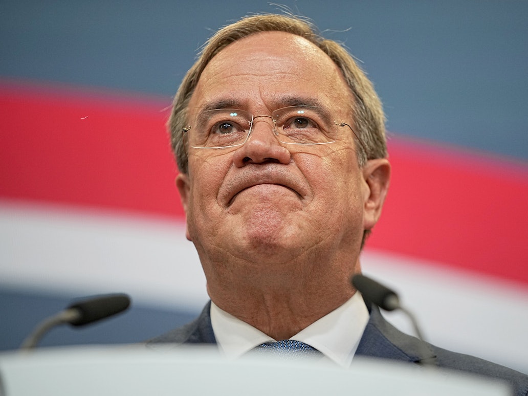 Armin Laschet, Bundesvorsitzender der CDU, Spitzenkandidat seiner Partei und Ministerpräsident von Nordrhein-Westfalen, äußert sich nach der Bekanntgabe der ersten Hochrechnung zum Ausgang der Bundestagswahl auf der Wahlparty der Union im Konrad-Adenauer-Haus.