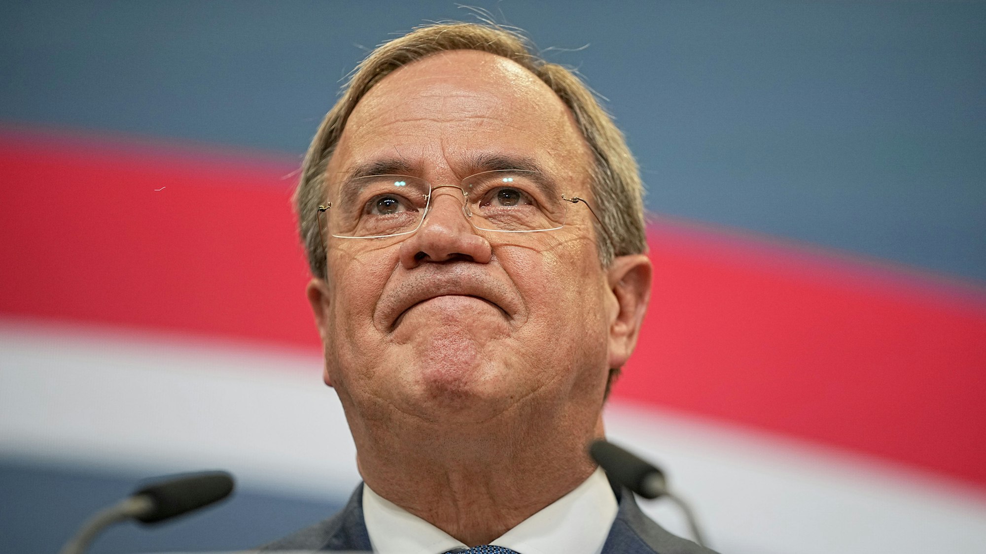 Armin Laschet, Bundesvorsitzender der CDU, Spitzenkandidat seiner Partei und Ministerpräsident von Nordrhein-Westfalen, äußert sich nach der Bekanntgabe der ersten Hochrechnung zum Ausgang der Bundestagswahl auf der Wahlparty der Union im Konrad-Adenauer-Haus.