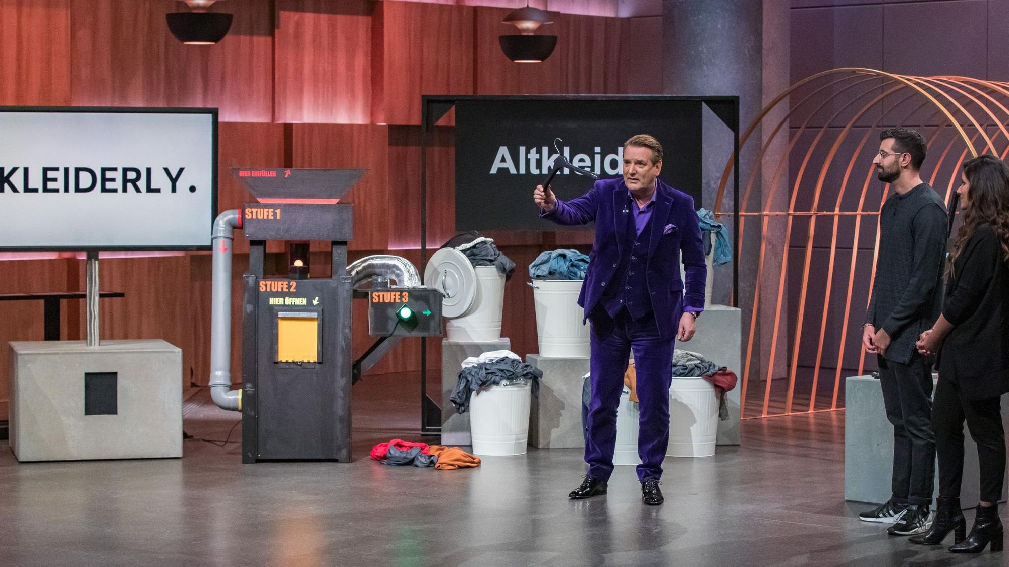 Alina und Dave Bassi aus Berlin präsentieren bei „Die Höhle der Löwen“, vom 27. September 2021, mit „Kleiderly“ unter anderem Kleiderbügel aus recycelten Altkleidern. Investor Ralf Dümmel demonstriert den beiden wie man „richtig“ pitched.