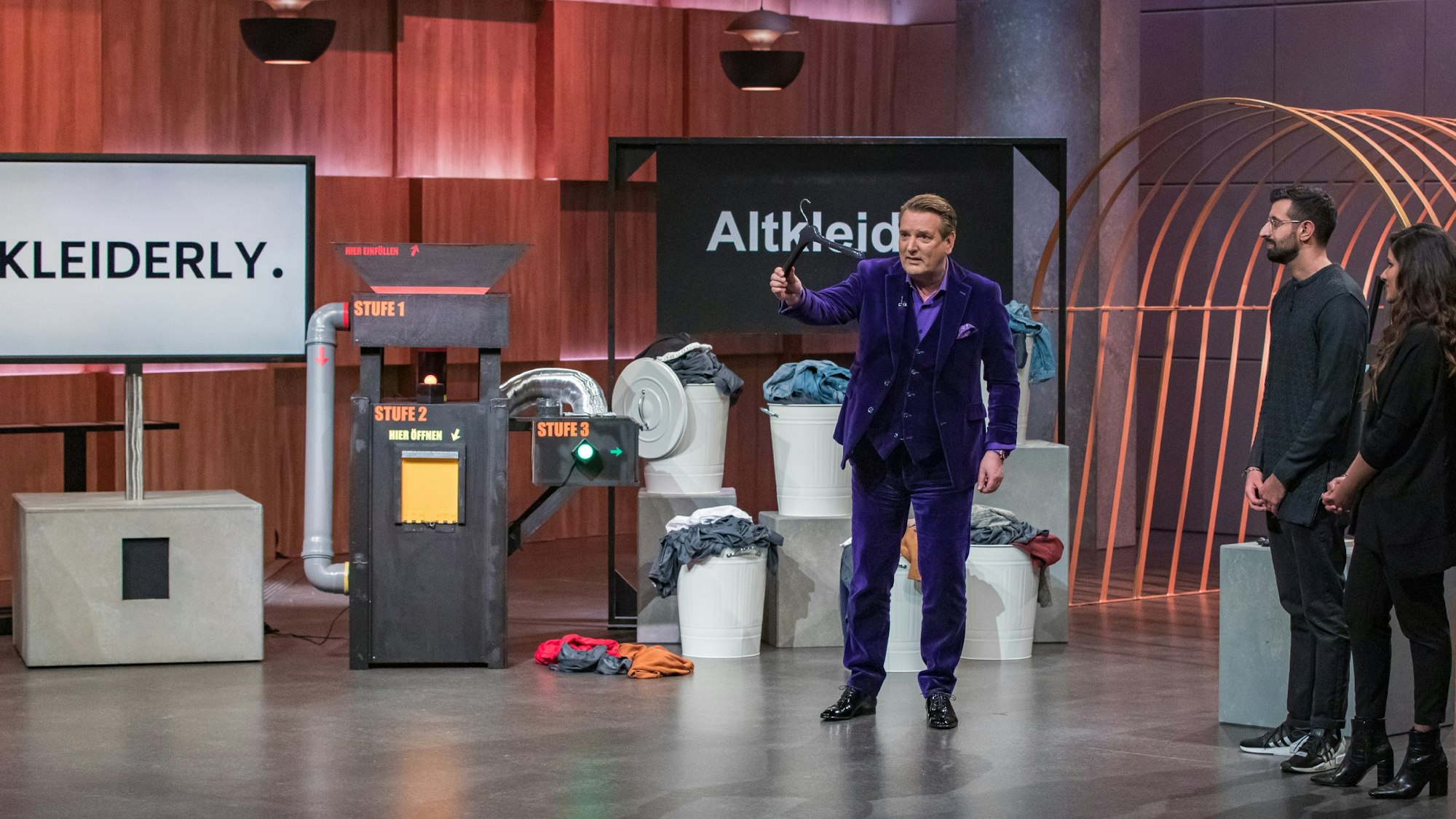 Alina und Dave Bassi aus Berlin präsentieren bei „Die Höhle der Löwen“, vom 27. September 2021, mit „Kleiderly“ unter anderem Kleiderbügel aus recycelten Altkleidern. Investor Ralf Dümmel demonstriert den beiden wie man „richtig“ pitched.