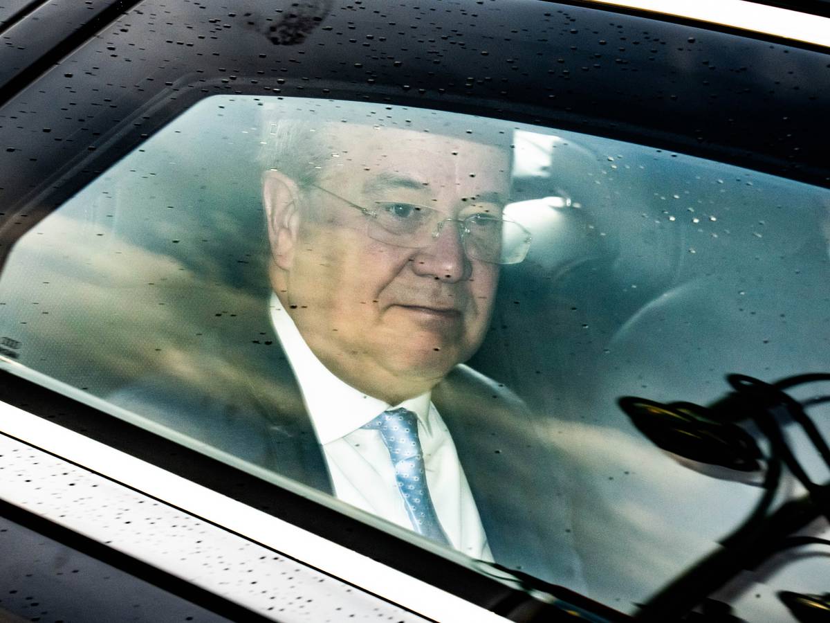 CDU Kanzlerkandidat Armin Laschet sitzt im Auto.