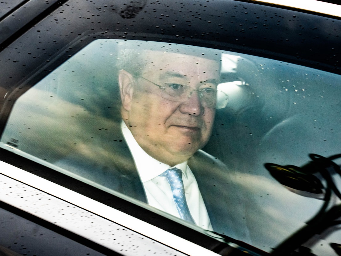 CDU Kanzlerkandidat Armin Laschet sitzt im Auto.