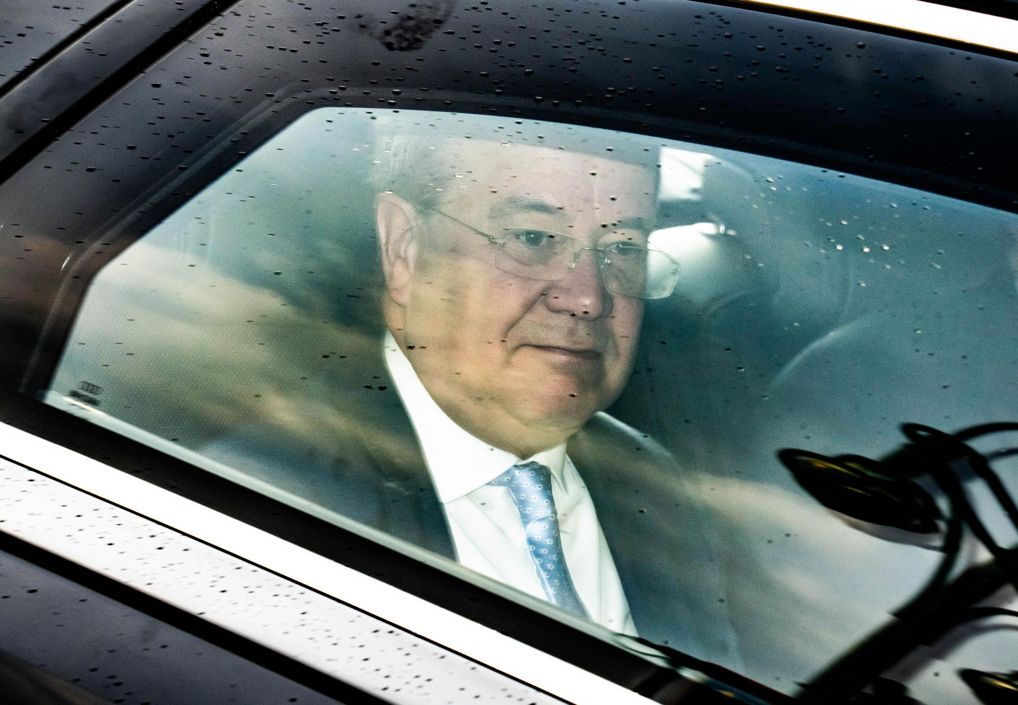 CDU Kanzlerkandidat Armin Laschet sitzt im Auto.