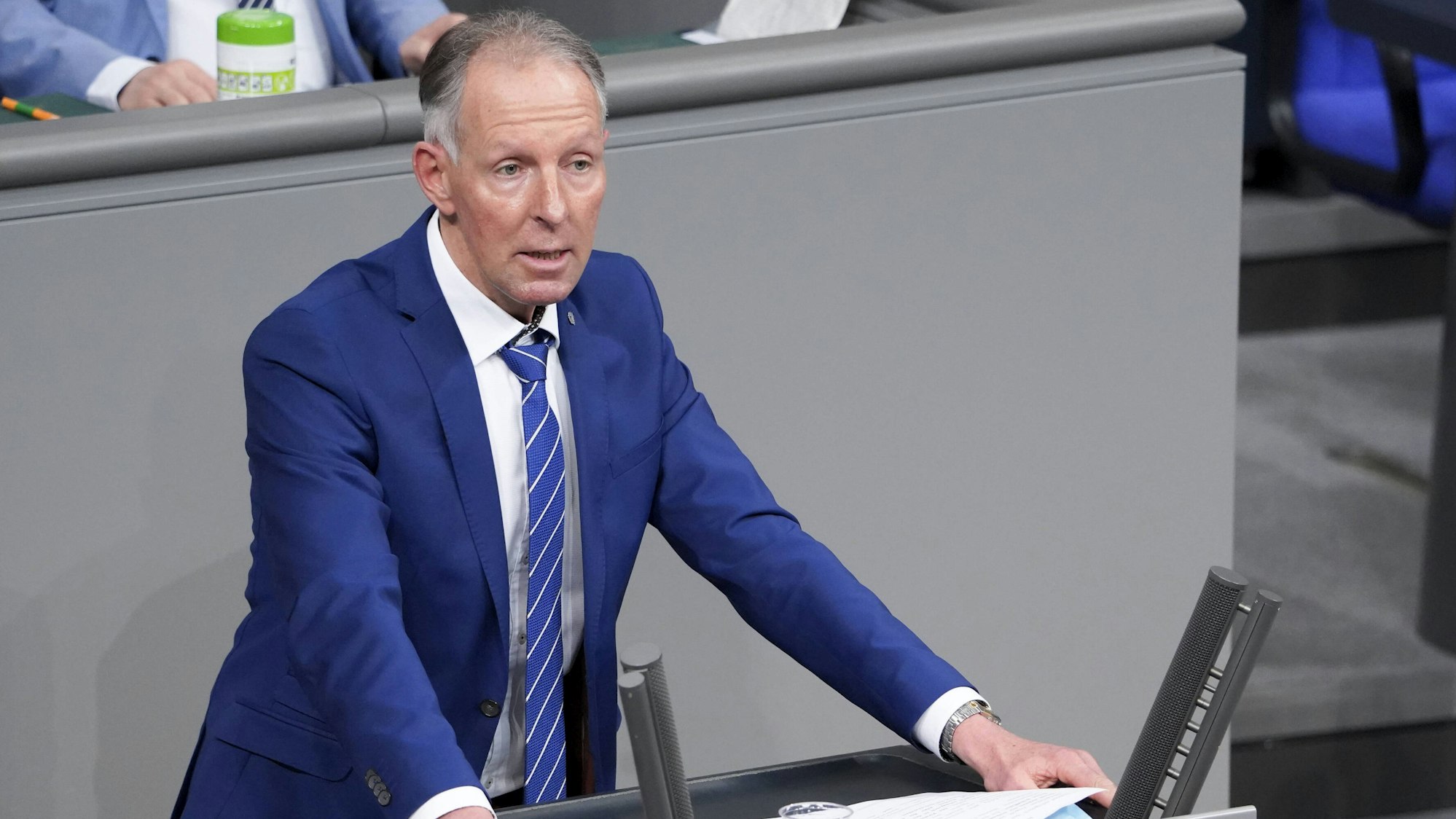 Jens Lehmann von der CDU steht am Pult des Bundestages und spricht.