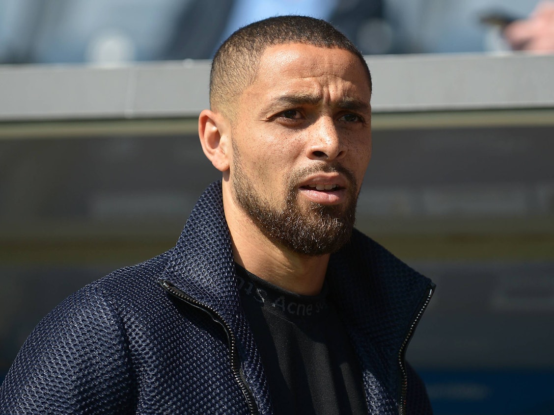 Sidney Sam steht konzentriert an der Seitenlinie, er trägt eine Jacke.