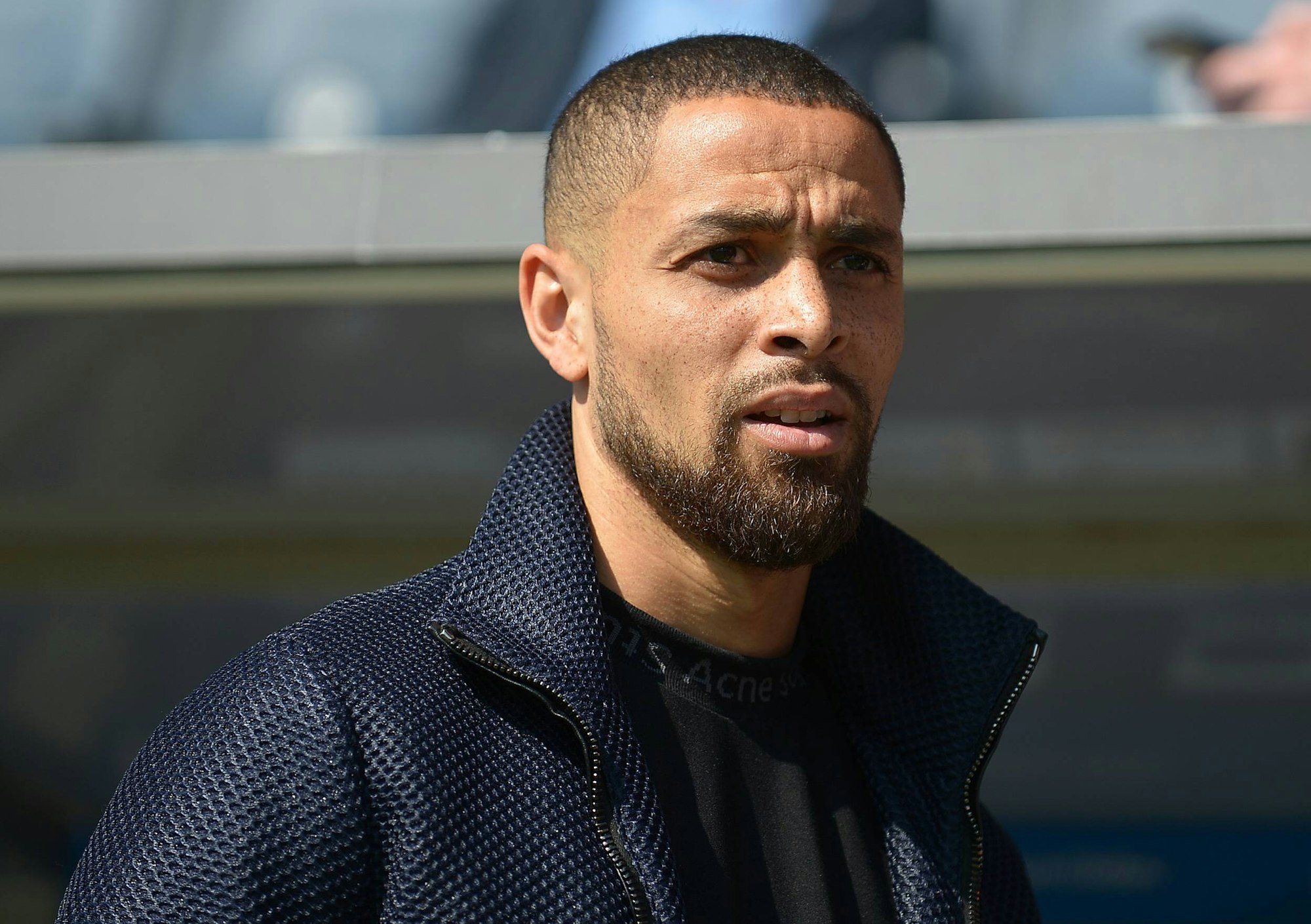 Sidney Sam steht konzentriert an der Seitenlinie, er trägt eine Jacke.