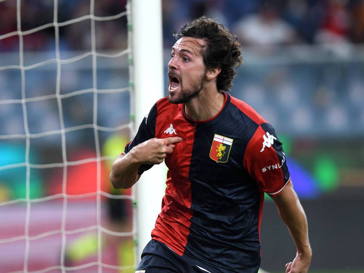 Mattia Destro jubelt und zeigt dabei mit dem Finger auf sich selbst.
