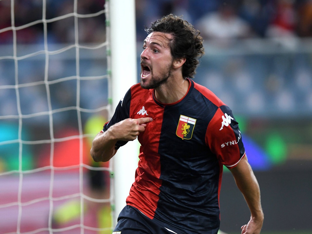 Mattia Destro jubelt und zeigt dabei mit dem Finger auf sich selbst.