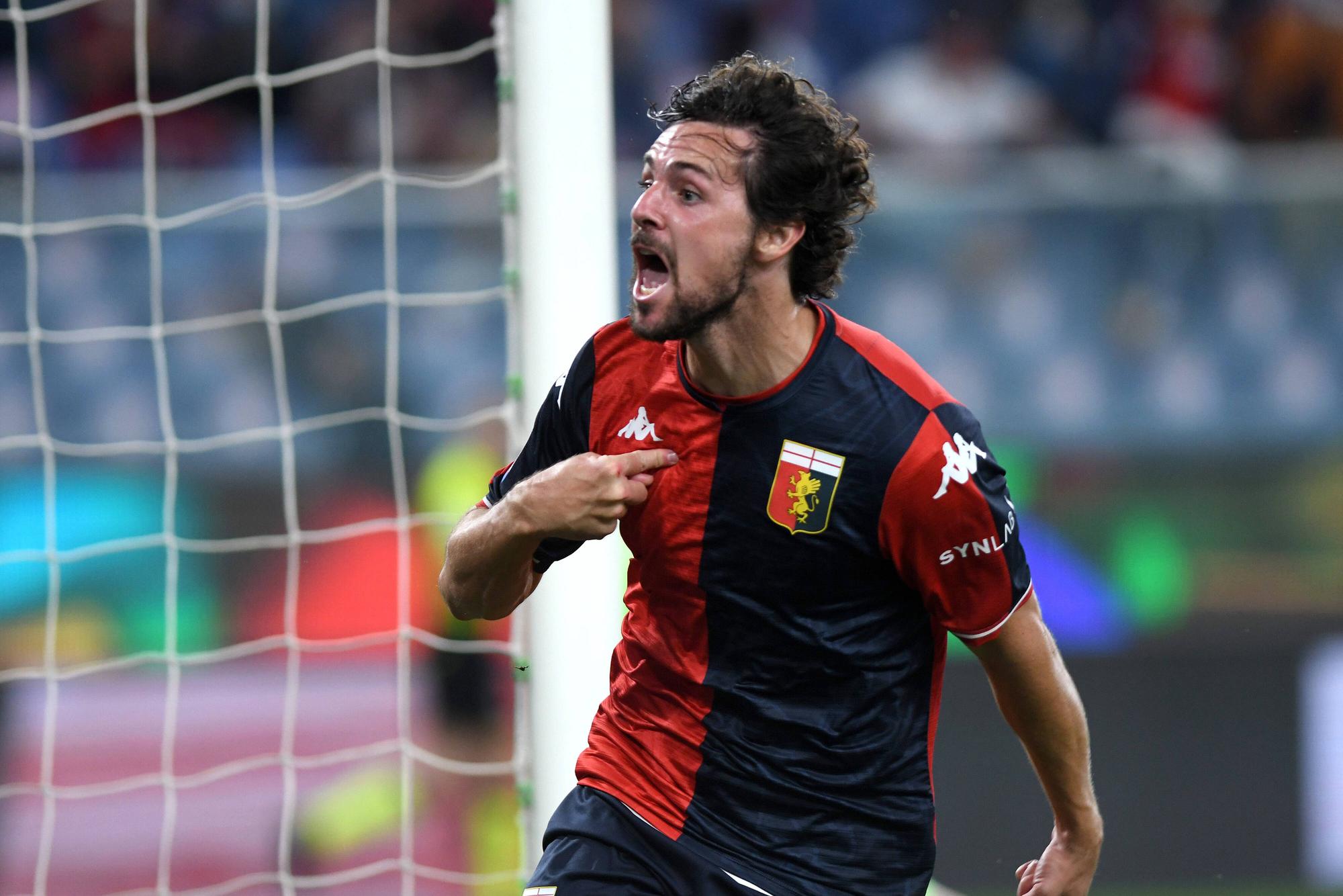 Mattia Destro jubelt und zeigt dabei mit dem Finger auf sich selbst.
