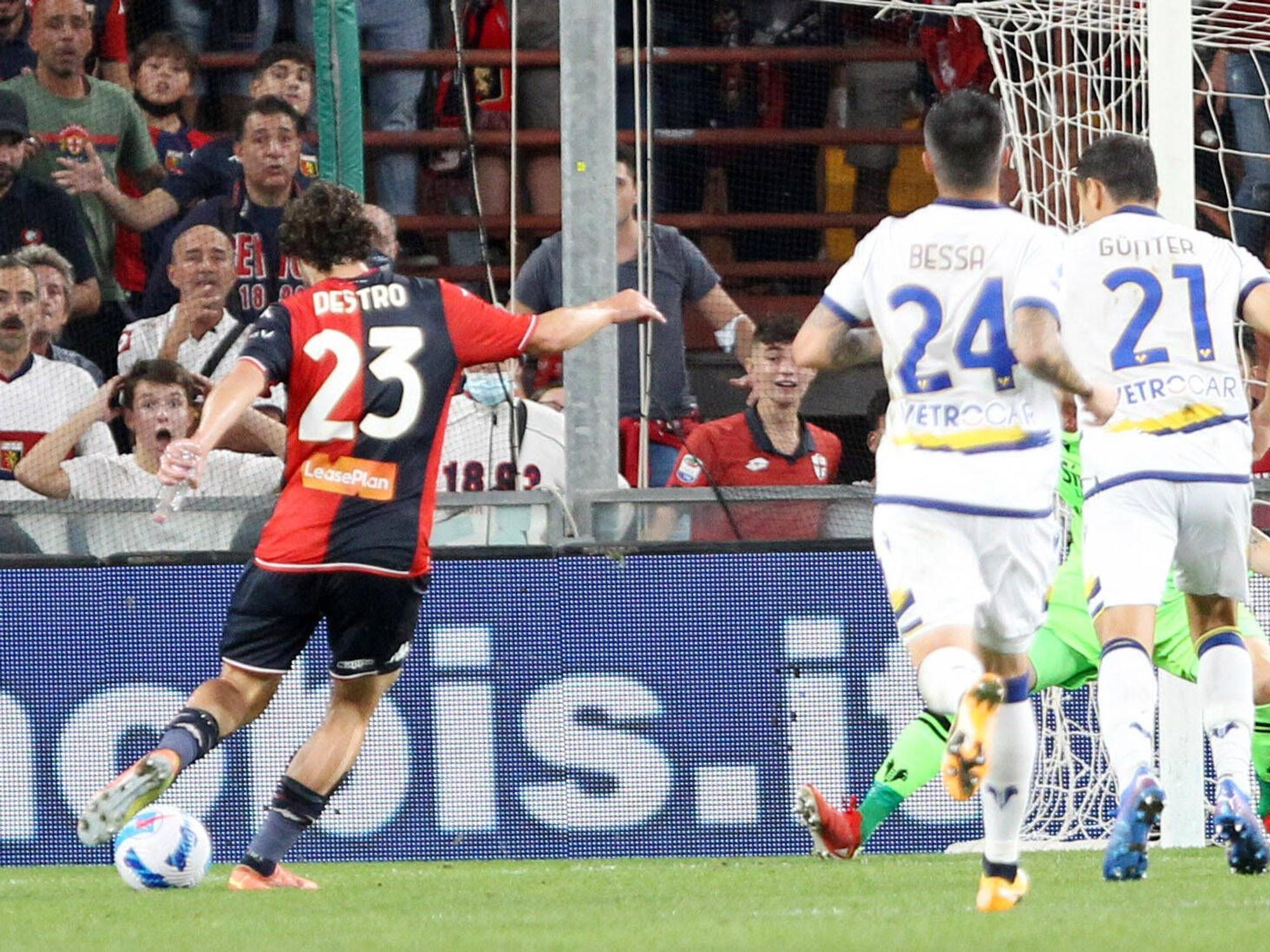 Mattia Destro holt zum Schuss aus. In seiner linken Hand hält er eine Flasche mit Wasser.
