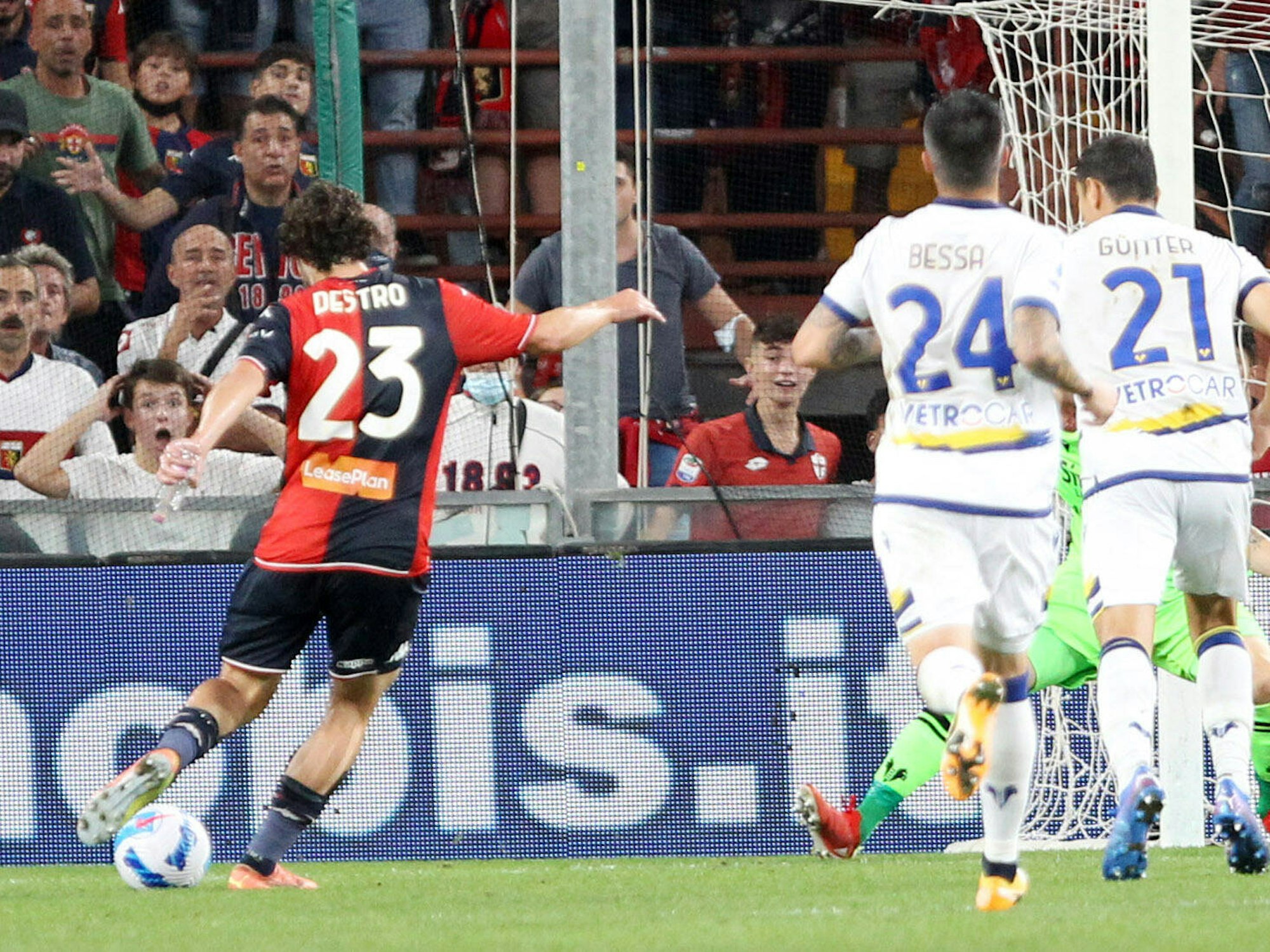 Mattia Destro holt zum Schuss aus. In seiner linken Hand hält er eine Flasche mit Wasser.