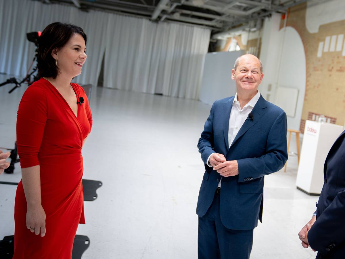 Annalena Baerbock (l), Kanzlerkandidatin und Bundesvorsitzende von Bündnis 90/Die Grünen, Olaf Scholz (M, SPD), SPD-Kanzlerkandidat und Bundesminister der Finanzen, und Christian Lindner, FDP-Spitzenkandidat, Fraktionsvorsitzender und Parteivorsitzender der FDP, stehen zu Beginn einer Gesprächsrunde zusammen.