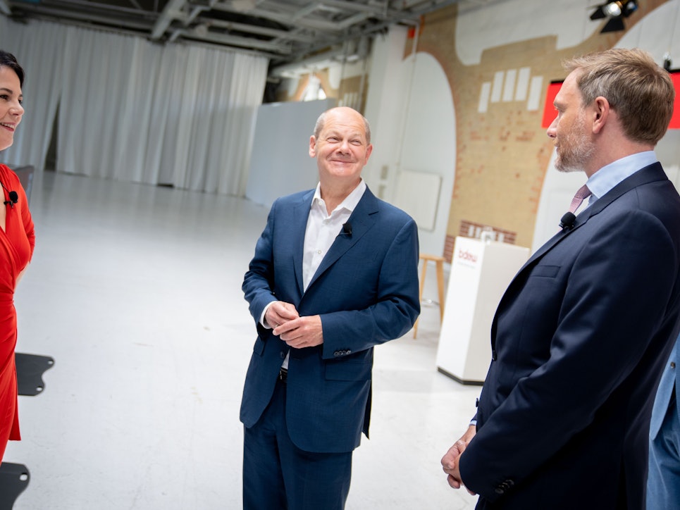 Annalena Baerbock (l), Kanzlerkandidatin und Bundesvorsitzende von Bündnis 90/Die Grünen, Olaf Scholz (M, SPD), SPD-Kanzlerkandidat und Bundesminister der Finanzen, und Christian Lindner, FDP-Spitzenkandidat, Fraktionsvorsitzender und Parteivorsitzender der FDP, stehen zu Beginn einer Gesprächsrunde zusammen.