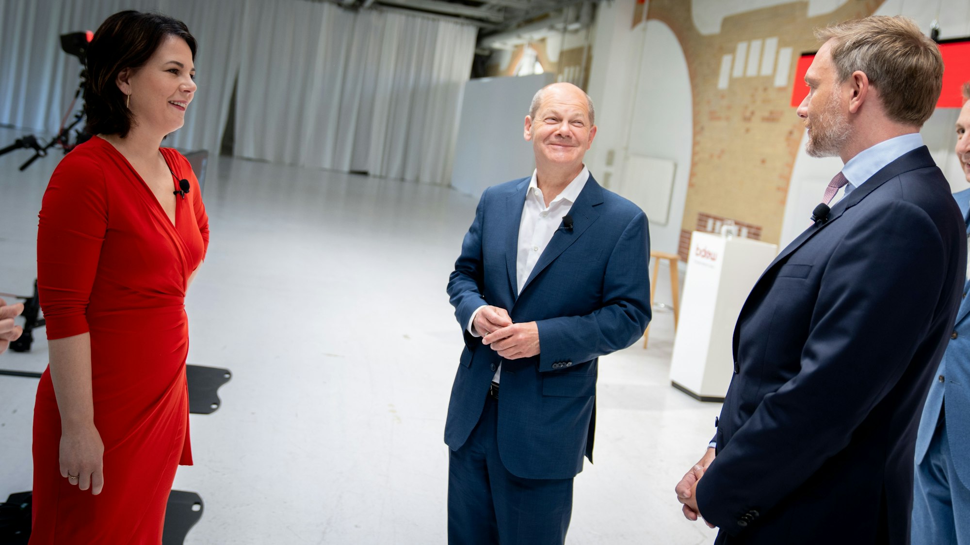 Annalena Baerbock (l), Kanzlerkandidatin und Bundesvorsitzende von Bündnis 90/Die Grünen, Olaf Scholz (M, SPD), SPD-Kanzlerkandidat und Bundesminister der Finanzen, und Christian Lindner, FDP-Spitzenkandidat, Fraktionsvorsitzender und Parteivorsitzender der FDP, stehen zu Beginn einer Gesprächsrunde zusammen.
