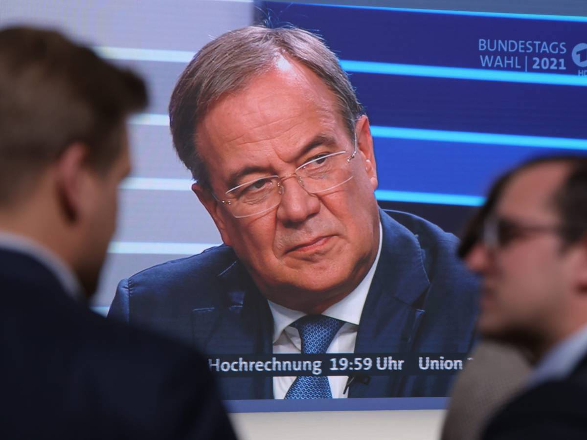 Armin Laschet, hier zu sehen auf einem Bildschirm im Hauptquartier der CDU in Berlin in der Elefantenrunde nach der Bundestagswahl am 26. September 2021.