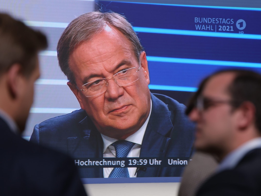 Armin Laschet, hier zu sehen auf einem Bildschirm im Hauptquartier der CDU in Berlin in der Elefantenrunde nach der Bundestagswahl am 26. September 2021.