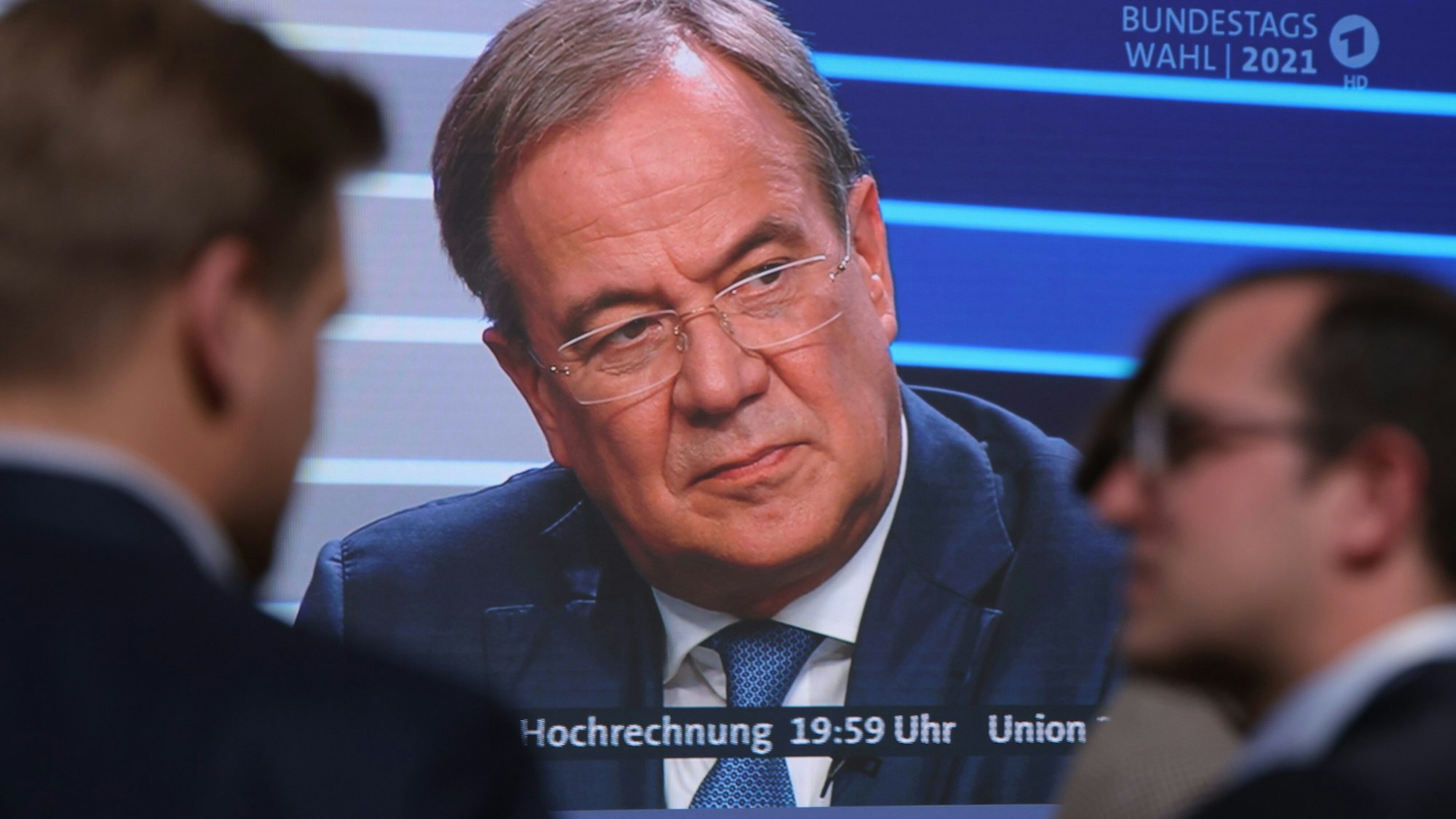 Armin Laschet, hier zu sehen auf einem Bildschirm im Hauptquartier der CDU in Berlin in der Elefantenrunde nach der Bundestagswahl am 26. September 2021.