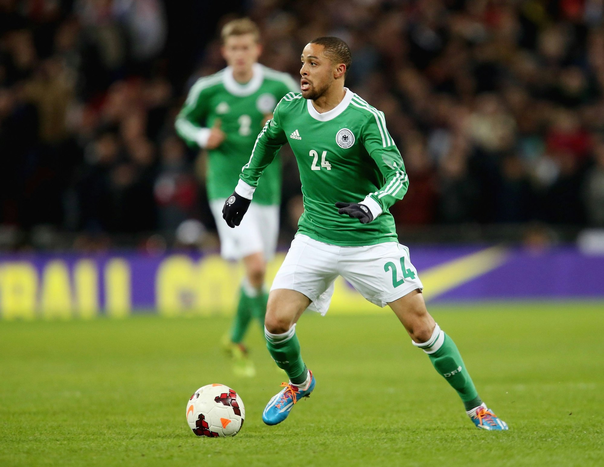 Sidney Sam führt den Ball eng am Fuß.