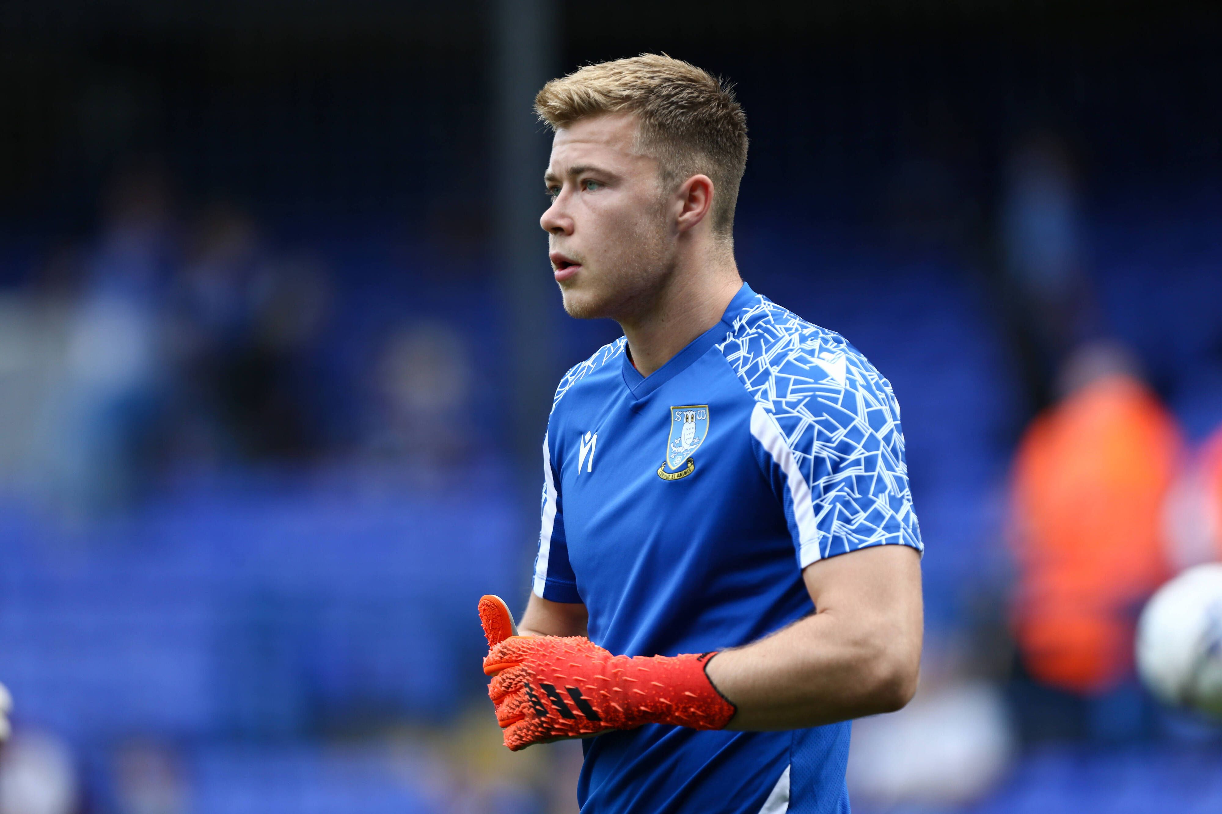 Bailey Peacock-Farrell trägt ein kurzärmliges Trainingsshirt und rote Torwarthandschuhe.
