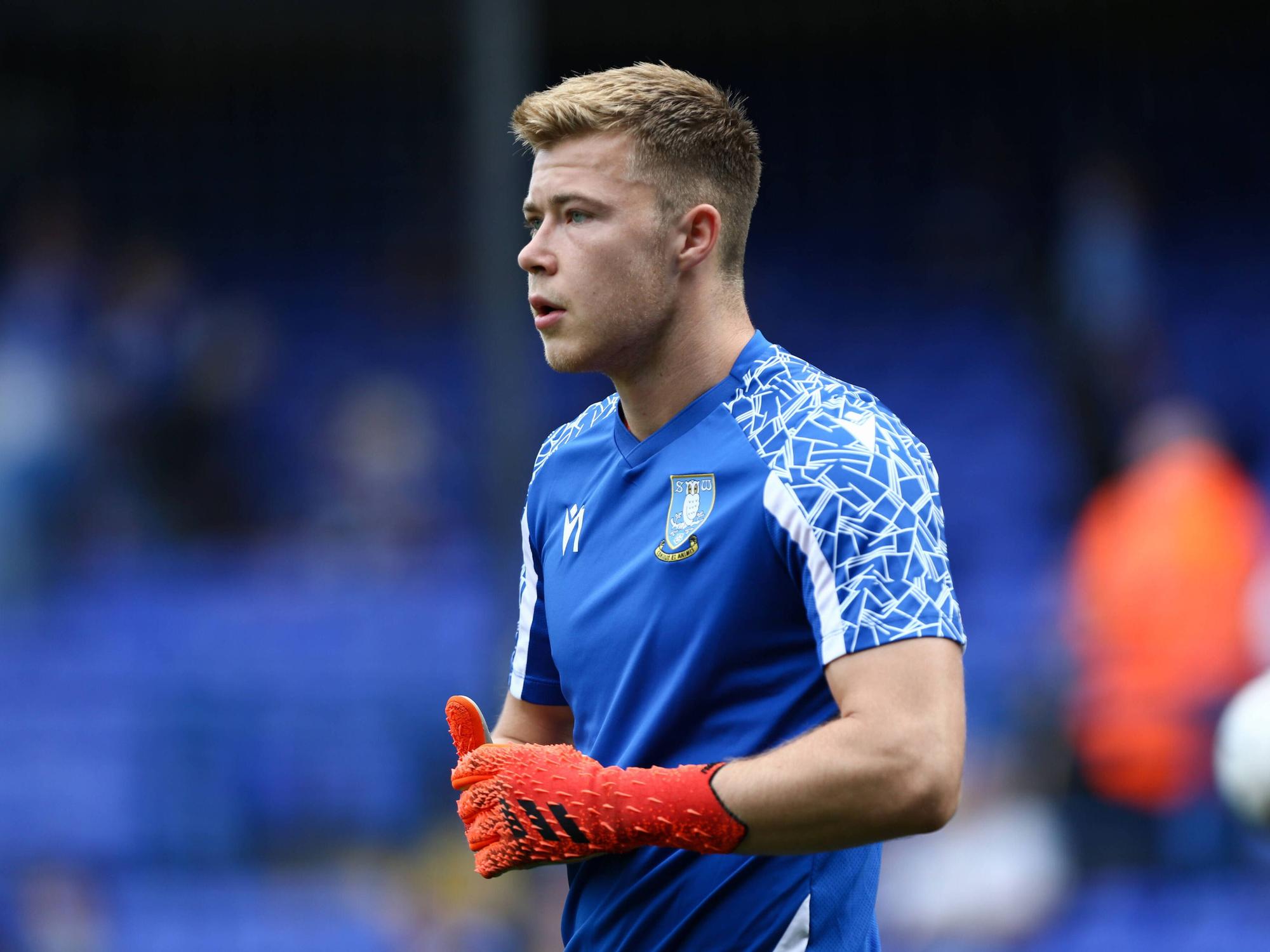 Bailey Peacock-Farrell trägt ein kurzärmliges Trainingsshirt und rote Torwarthandschuhe.
