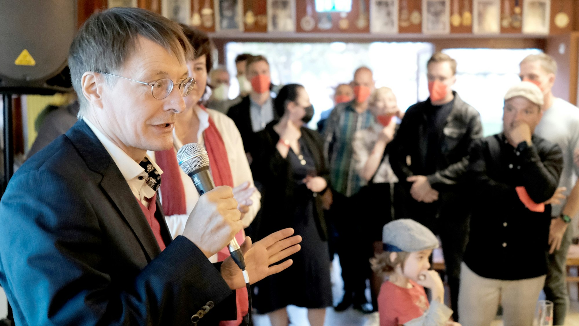 Karl Lauterbach spricht zu den SPD-Parteigenossen im Stapelhaus.