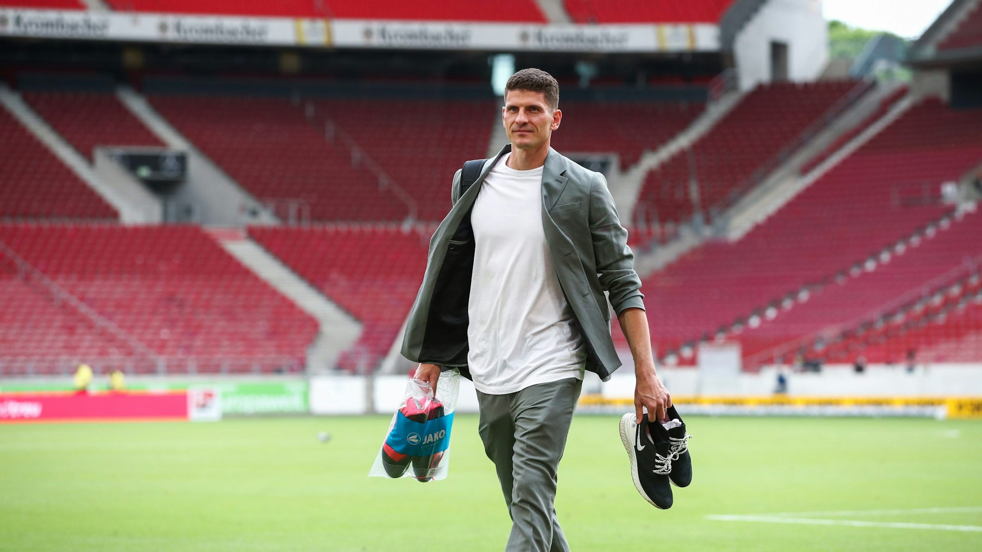 Stuttgarts Mario Gomez läuft nach seinem letzten Profispiel mit Schuhen in der Hand aus der Mercedes-Benz Arena.