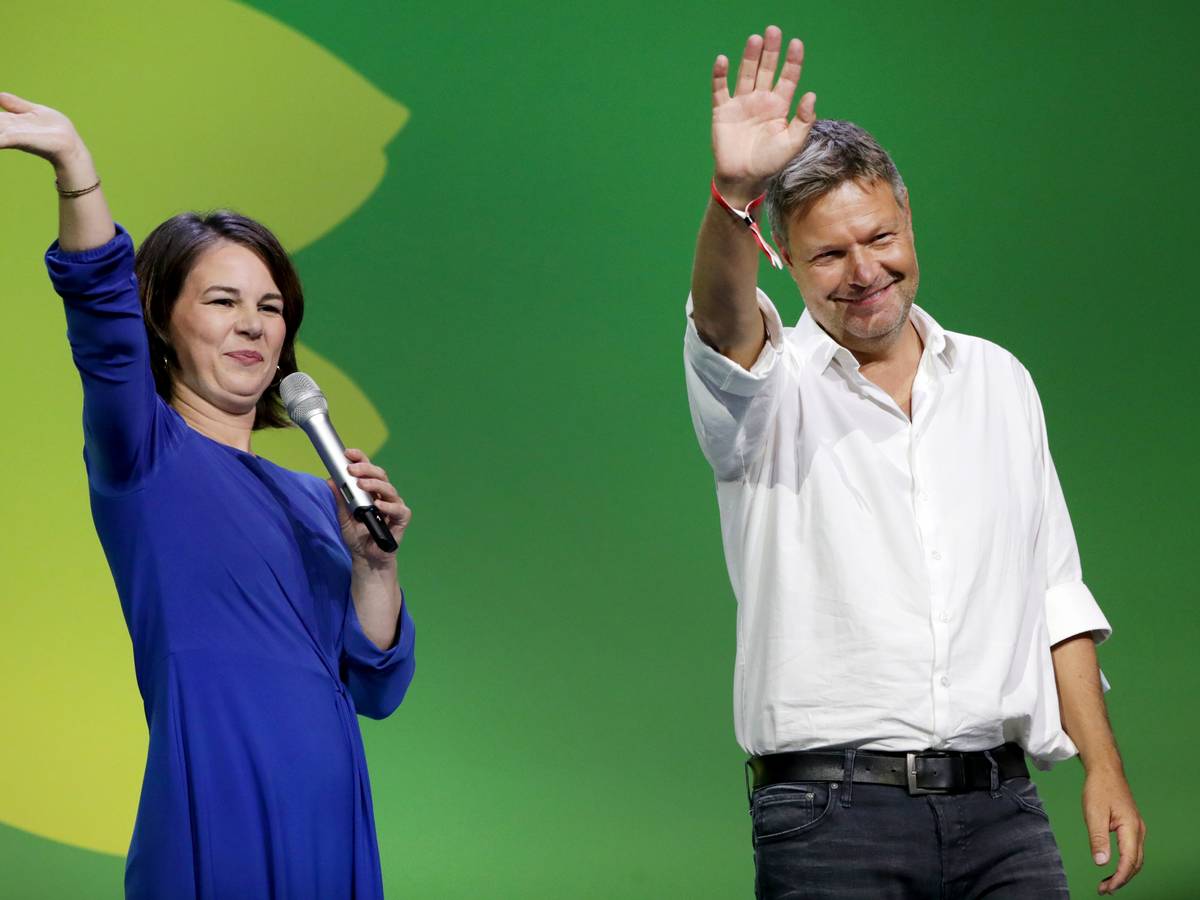 Annalena Baerbock und Robert Habeck kommen bei der Wahlparty von Bündnis 90/Die Grünen auf die Bühne.
