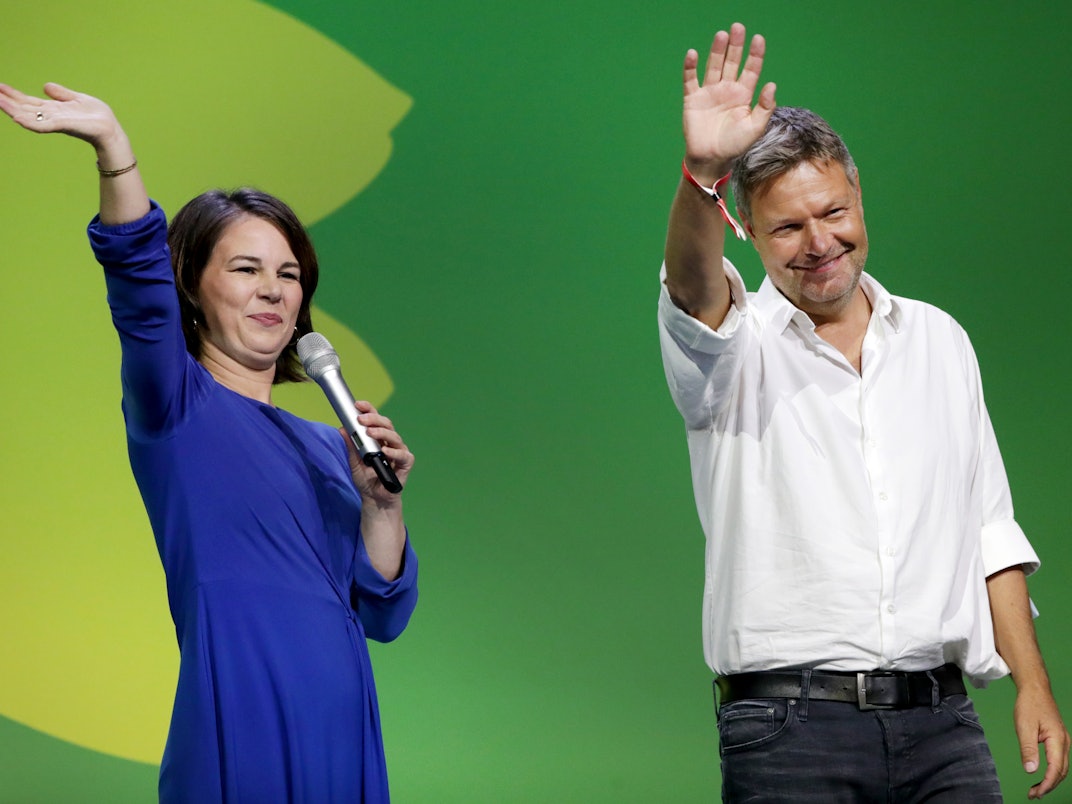 Annalena Baerbock und Robert Habeck kommen bei der Wahlparty von Bündnis 90/Die Grünen auf die Bühne.