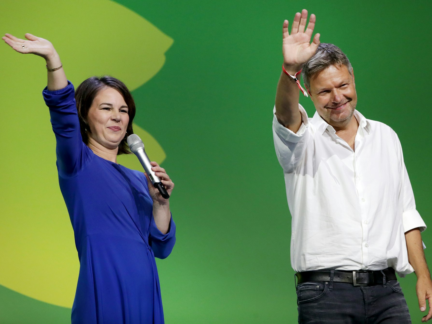 Annalena Baerbock und Robert Habeck kommen bei der Wahlparty von Bündnis 90/Die Grünen auf die Bühne.
