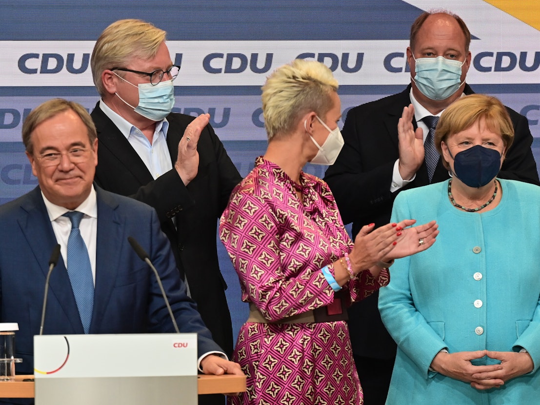 Armin Laschet, Bernd Althusmann, Silvia Breher, Helge Braun und Angela Merkel auf der CDU-Wahlparty zur Bundestagswahl 2021 im Berliner Konrad-Adenauer-Haus.