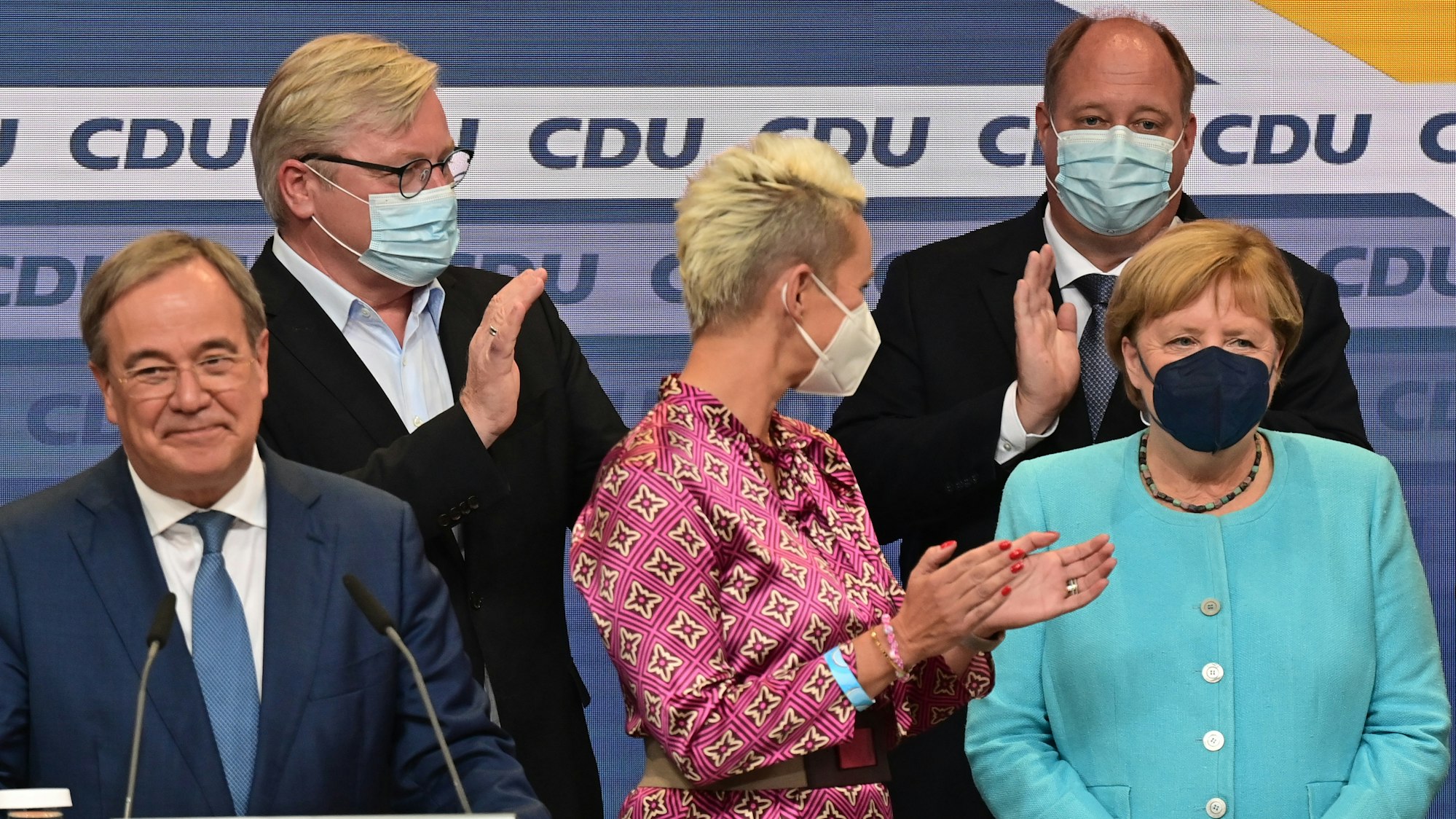 Armin Laschet, Bernd Althusmann, Silvia Breher, Helge Braun und Angela Merkel auf der CDU-Wahlparty zur Bundestagswahl 2021 im Berliner Konrad-Adenauer-Haus.