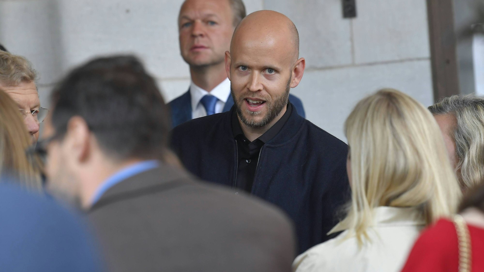Spotify-Gründer Daniel Ek in einer Gruppe von Menschen.