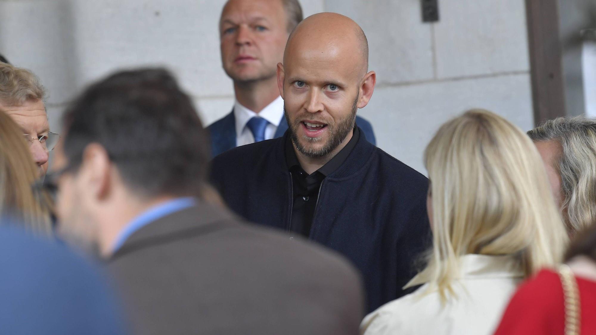 Spotify-Gründer Daniel Ek in einer Gruppe von Menschen.