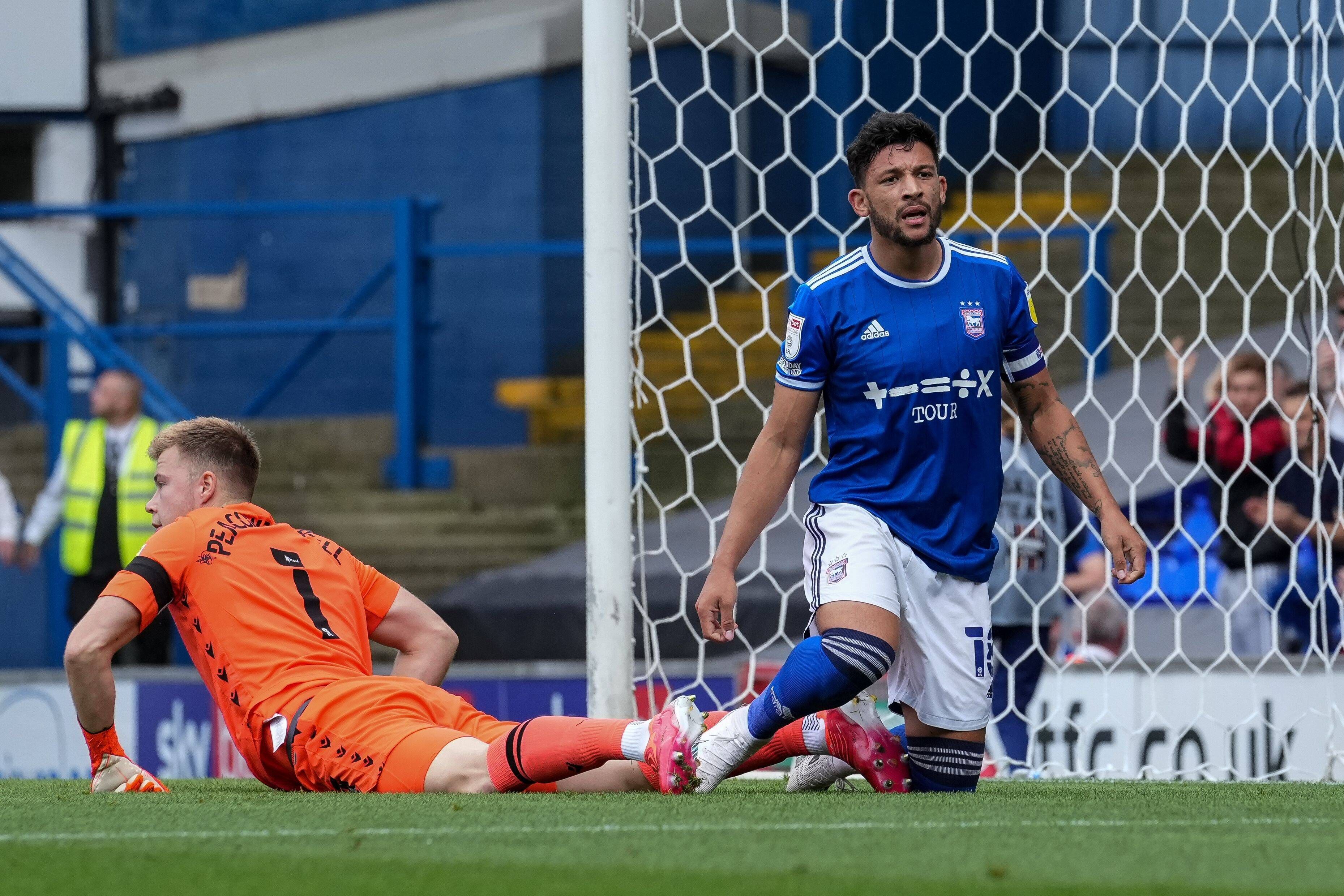 Macauley Bonne ist auf den Knien, Bailey Peacock-Farrel liegt neben ihm und richtet sich auf.