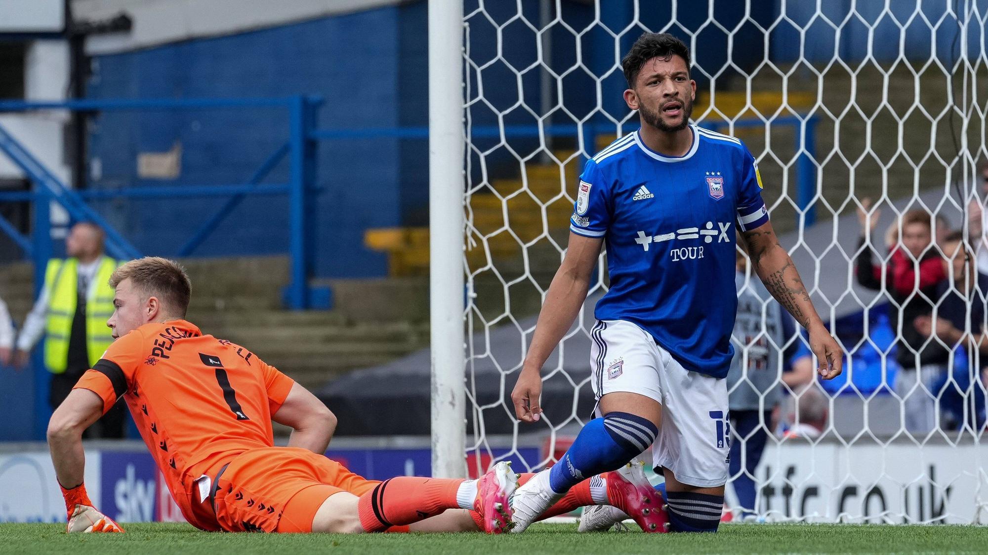 Macauley Bonne ist auf den Knien, Bailey Peacock-Farrel liegt neben ihm und richtet sich auf.